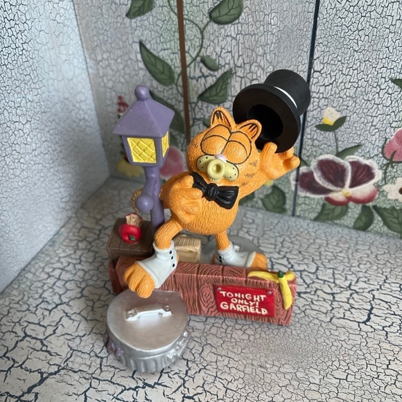 SOLD Garfield porcelain figurine - Picture 1 of 2